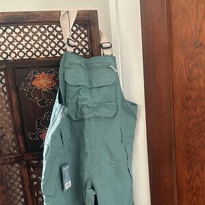 Trew Teal Womens Bib and ski shell jacket 
Bib xt large 
Shell jacket is medium